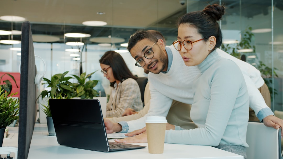 Dipendenti di piccola impresa in formazione sull'uso del software in ufficio