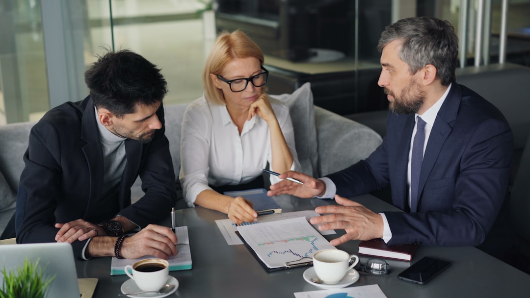 Consulente che consiglia una PMI sulla strategia digitale